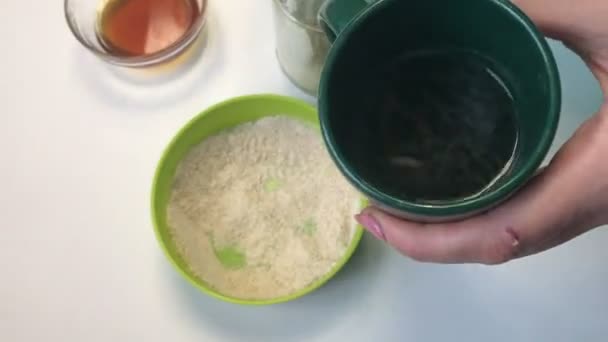 Bir Kadın Sıvı Bal Unu Ekler Evde Ekmek Için Maya — Stok video