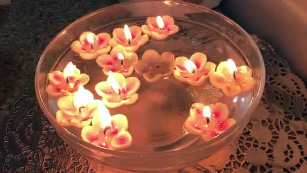 Candele Ardenti Forma Fiore Galleggiano Nell Acqua — Video Stock