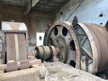 Metal tuzu kurguları terk edilmiş bir madende. Paslı metal, gevşek tuğla.