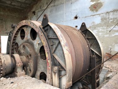 Metal tuzu kurguları terk edilmiş bir madende. Paslı metal, gevşek tuğla.