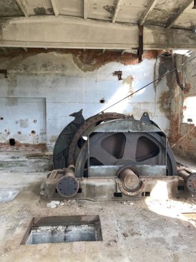 Metal tuzu kurguları terk edilmiş bir madende. Paslı metal, gevşek tuğla.