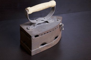 Eski demir, kömürü tarafından ısıtılır. Karanlık bir arka plan üzerinde bulunan.