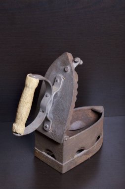 Eski demir, kömürü tarafından ısıtılır. Açılan kömür yuvası. Karanlık bir arka plan üzerinde bulunan.