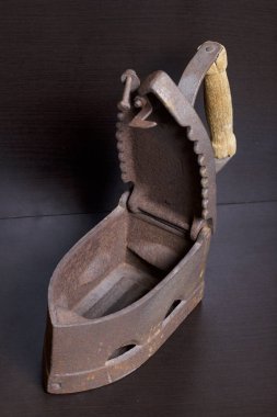 Eski demir, kömürü tarafından ısıtılır. Açılan kömür yuvası. Karanlık bir arka plan üzerinde bulunan.