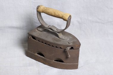 Eski demir, kömürü tarafından ısıtılır. Keten kumaş üzerinde bulunan.