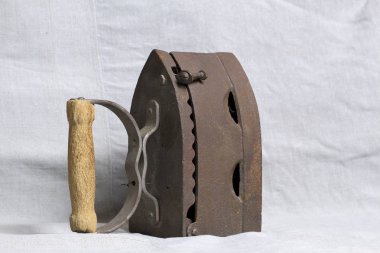 Eski demir, kömürü tarafından ısıtılır. Keten kumaş üzerinde bulunan.