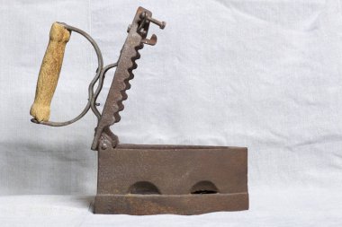 Eski demir, kömürü tarafından ısıtılır. Açılan kömür yuvası. Keten kumaş üzerinde bulunan.