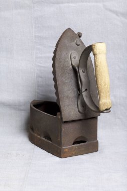 Eski demir, kömürü tarafından ısıtılır. Açılan kömür yuvası. Keten kumaş üzerinde bulunan.