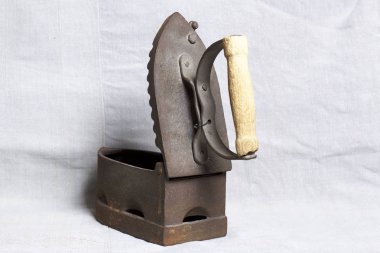 Eski demir, kömürü tarafından ısıtılır. Açılan kömür yuvası. Keten kumaş üzerinde bulunan.