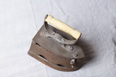 Eski demir, kömürü tarafından ısıtılır. Keten kumaş üzerinde bulunan.