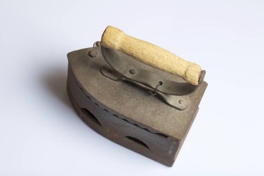 Eski demir, kömürü tarafından ısıtılır. Beyaz bir arka plan üzerinde bulunan.