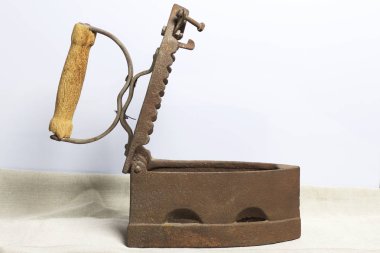 Eski demir, kömürü tarafından ısıtılır. Açılan kömür yuvası. Keten kumaş üzerinde bulunan.