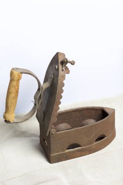 Eski demir, kömürü tarafından ısıtılır. Açılan kömür yuvası. Keten kumaş üzerinde bulunan.