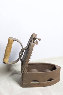 Eski demir, kömürü tarafından ısıtılır. Açılan kömür yuvası. Keten kumaş üzerinde bulunan.