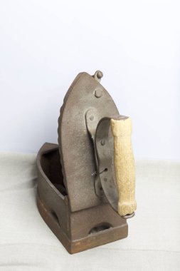 Eski demir, kömürü tarafından ısıtılır. Açılan kömür yuvası. Keten kumaş üzerinde bulunan.