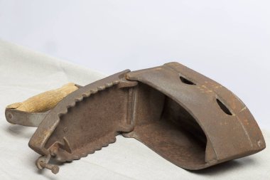 Eski demir, kömürü tarafından ısıtılır. Açılan kömür yuvası. Keten kumaş üzerinde bulunan.