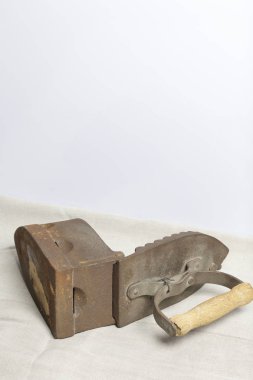 Eski demir, kömürü tarafından ısıtılır. Açılan kömür yuvası. Keten kumaş üzerinde bulunan.