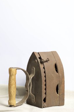 Eski demir, kömürü tarafından ısıtılır. Keten kumaş üzerinde bulunan.