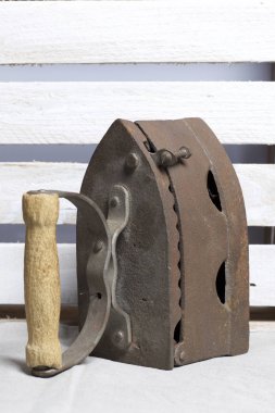 Eski demir, kömürü tarafından ısıtılır. Bir ahşap kutu arka plan üzerinde bulunan.