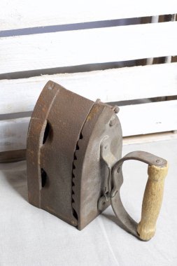 Eski demir, kömürü tarafından ısıtılır. Bir ahşap kutu arka plan üzerinde bulunan.