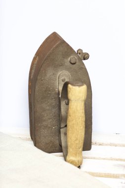 Eski demir, kömürü tarafından ısıtılır. Üzerinde bulunan bir ahşap kutu.