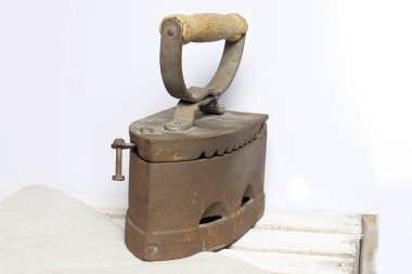 Eski demir, kömürü tarafından ısıtılır. Üzerinde bulunan bir ahşap kutu.