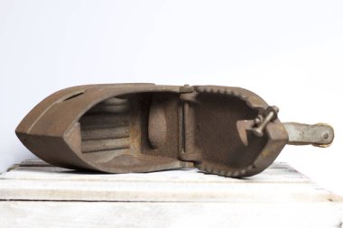 Eski demir, kömürü tarafından ısıtılır. Açılan kömür yuvası. Üzerinde bulunan bir ahşap kutu.