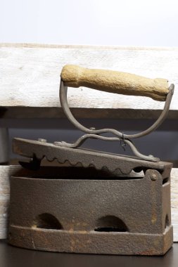 Eski demir, kömürü tarafından ısıtılır. Açılan kömür yuvası. Bir ahşap kutu arka plan üzerinde bulunan.