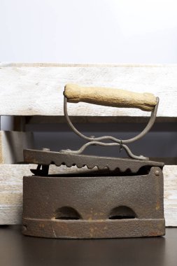 Eski demir, kömürü tarafından ısıtılır. Açılan kömür yuvası. Bir ahşap kutu arka plan üzerinde bulunan.