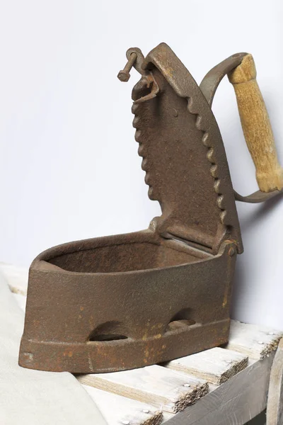 Eski demir, kömürü tarafından ısıtılır. Açılan kömür yuvası. Üzerinde bulunan bir ahşap kutu.