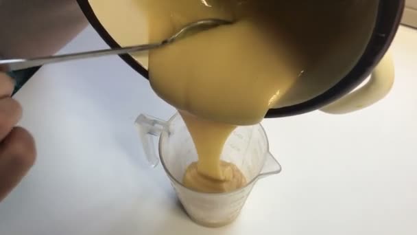Kobieta Wylewa Żelatyny Mieszać Mleko Skondensowane Miarce Słodycze Galaretki — Wideo stockowe