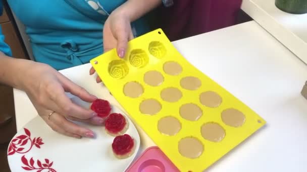 Een Vrouw Neemt Van Kant Klare Jelly Snoepjes Van Een — Stockvideo