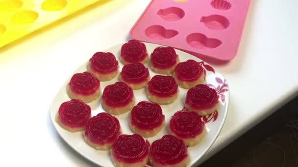 Een Vrouw Neemt Van Kant Klare Jelly Snoepjes Van Een — Stockvideo