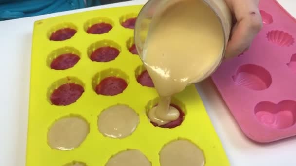 Mulher Adiciona Uma Segunda Camada Molde Silicone Gelatina Dissolvida Misturada — Vídeo de Stock