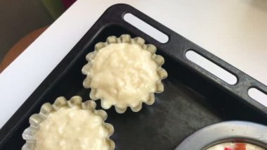 Fırın yemekleri hamur ile doldurulur. Fırın tepsisine hazır. Top kek pişirme.