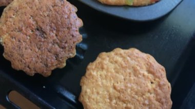 Pişmiş kek ve pasta bir pişirme çanağı ve serin stand