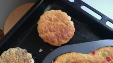 Bir fırın bulaşık ve serin pişmiş kek standı