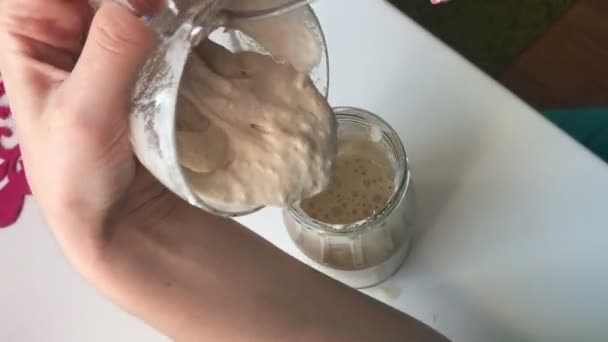 Eine Frau Fügt Eine Mischung Aus Wasser Und Mehl Einem — Stockvideo
