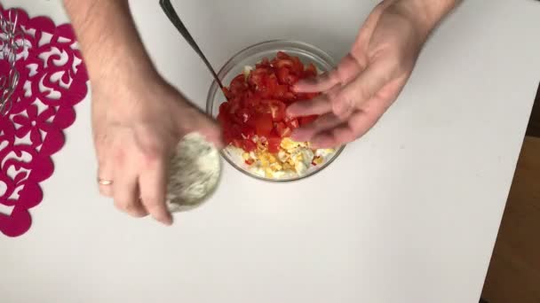 Uomo Aggiunge Una Miscela Maionese Aneto Contenitore Con Ingredienti Insalata — Video Stock