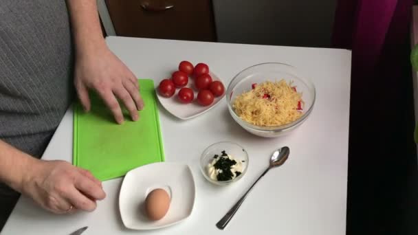 Człowiek Łamie Skorupy Jaj Twardo Ich Czyszczenia Gotowanie Sałatka Kraba — Wideo stockowe