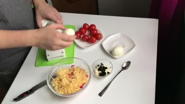 Чоловік Подрібнює Варені Яйця Різаком Кулінарний Салат Крабових Паличок Сиру — стокове відео
