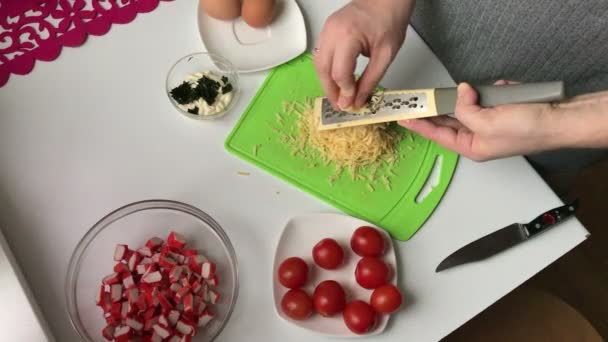 Ein Mann Hackt Geriebenen Käse Und Legt Ihn Einen Behälter — Stockvideo