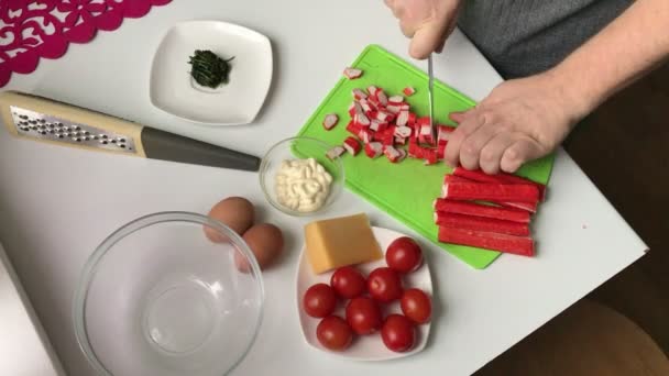 Hombre Corta Palitos Cangrejo Ensalada Cangrejo Queso Huevos Tomates — Vídeo de stock