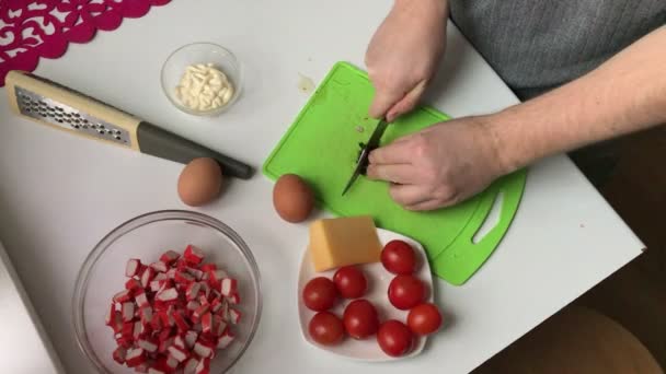 Homem Corta Endro Coloca Num Contentor Com Maionese Cozinhar Salada — Vídeo de Stock