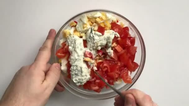 Ein Mann Mixt Zutaten Für Einen Salat Kochsalat Aus Krabbenspießen — Stockvideo