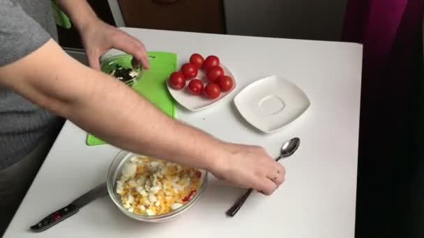 Ein Mann Mischt Mayonnaise Und Dill Einem Behälter Kochsalat Aus — Stockvideo