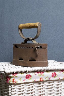 Eski demir, kömürü tarafından ısıtılır. Bir hasır sepetleri bulunan.