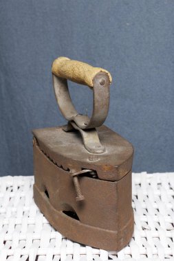 Eski demir, kömürü tarafından ısıtılır. Bir hasır sepetleri bulunan.