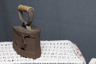 Eski demir, kömürü tarafından ısıtılır. Bir hasır sepetleri bulunan.