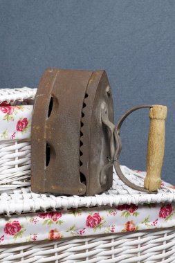 Eski demir, kömürü tarafından ısıtılır. Bir hasır sepetleri bulunan.